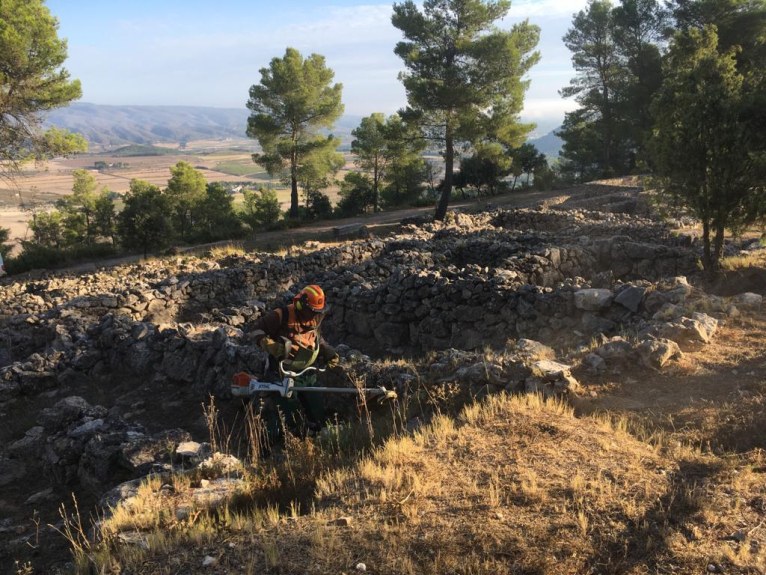 Les brigades forestals de la Diputació condicionen l'entorn del poblat iber de la Bastida de les Alcusses