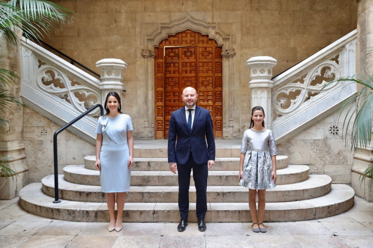Las falleras mayores de València visitan la Diputació