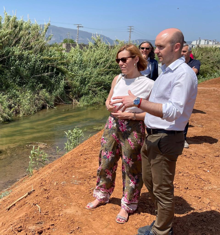 La diputada de Mobilitat Sostenible visita les obres de la via ciclopeatonal i la mota del riu Vaca en Tavernes de la Valldigna