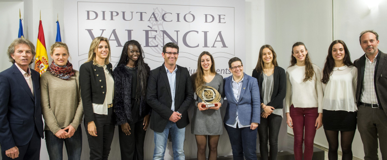 Les atletes campiones de la Copa de la Reina porten el trofeu a Diputació