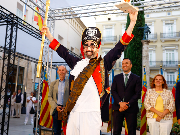 Les comarques de València prenen el Cap i Casal amb música i dansa en el Passacarrer de la Diputació 