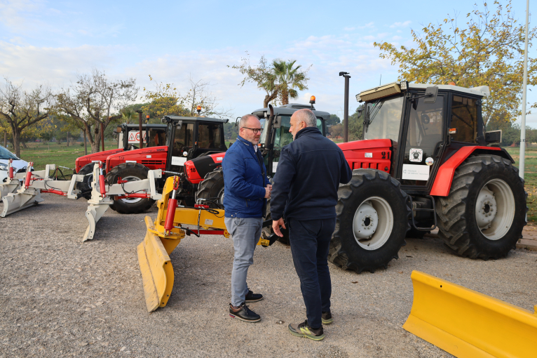 La Diputació de València habilita els tractors de neteja de platges per a actuar en cas d'emergència per neu