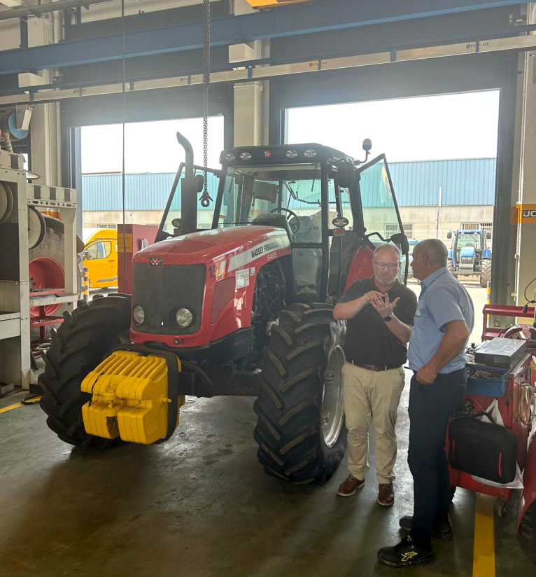 La Diputació de València renova els seus tractors i equipament per a millorar el servici de neteja de platges