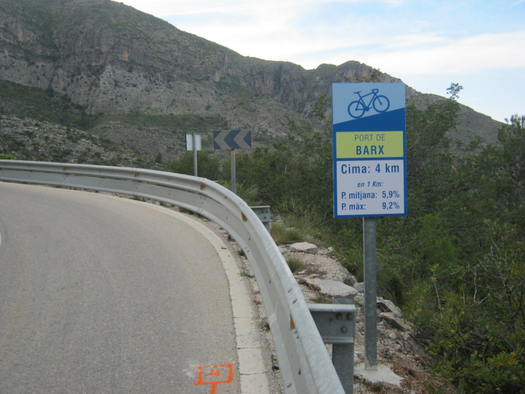 El port de Barx estrena sis senyals per a ciclistes que informen del pendent i la distància a la cima