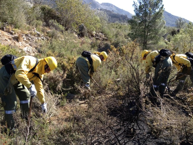 Las brigadas trabajan ya en el monte para evitar rebrotes del incendio de Barx