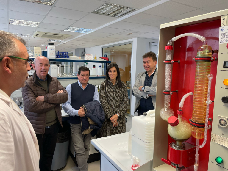 El diputat Paco Comes visita l'Institut Tecnològic de Viticultura i Enologia de Requena