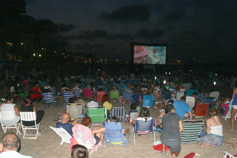 Gandia, Piles, Oliva, Canet d’en Berenguer y Cullera ofrecen cine de verano en sus playas 