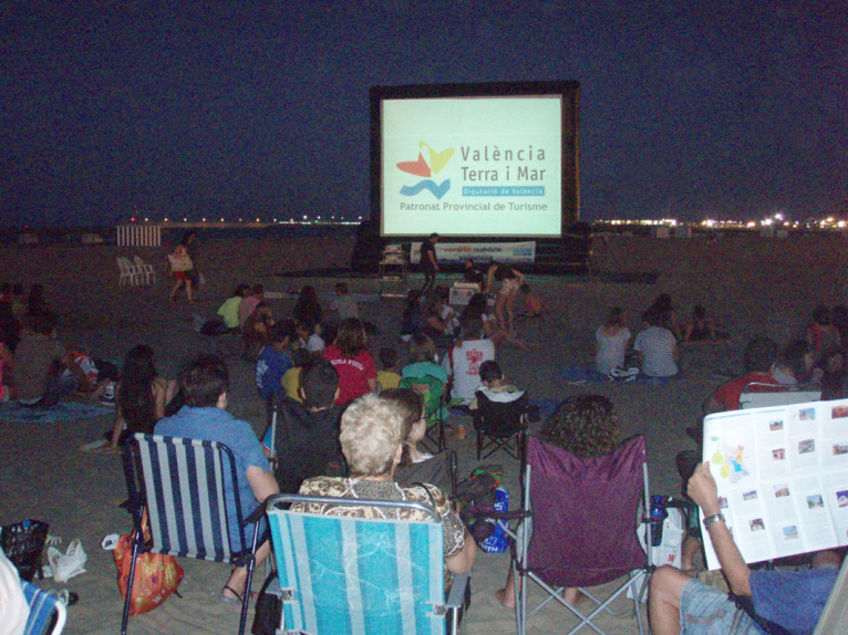 La Diputación ofrece cine de verano en 18 playas de la provincia  
