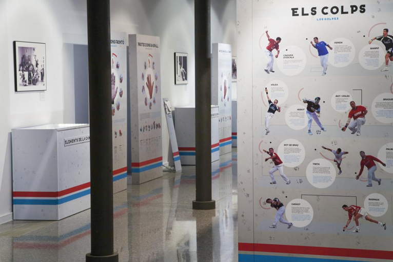 La pilota valenciana viatja a Bocairent amb l'exposició «Faixa roja, faixa blava»