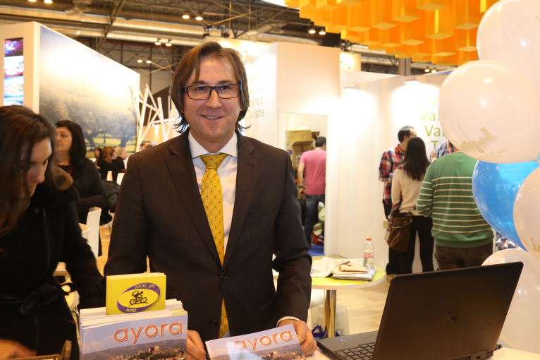 Ayora oferta en FITUR el turismo cultural y de naturaleza y la Feria de la Miel