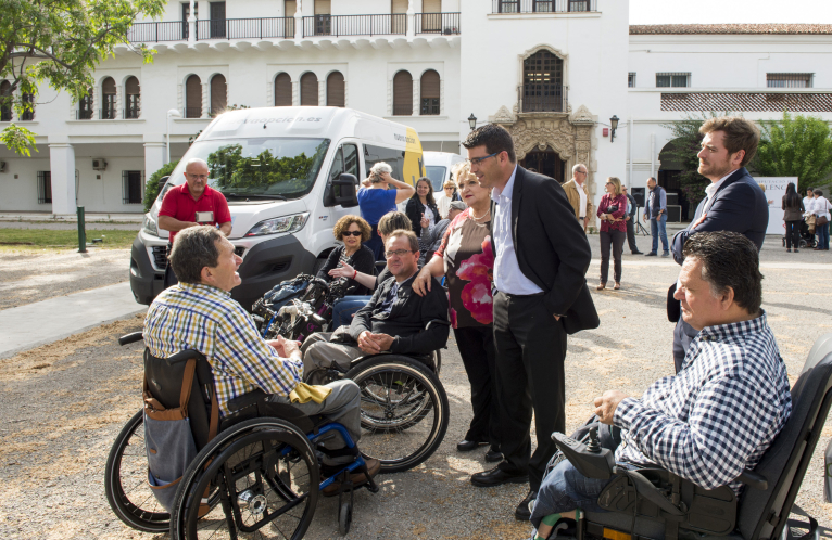 La Diputación entrega 4 vehículos adaptados para mejorar la calidad de vida de personas con discapacidad