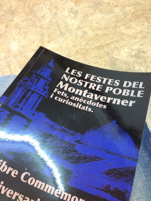 La comparsa de Montaverner presenta el libro y la película “Les Festes del nostre poble”