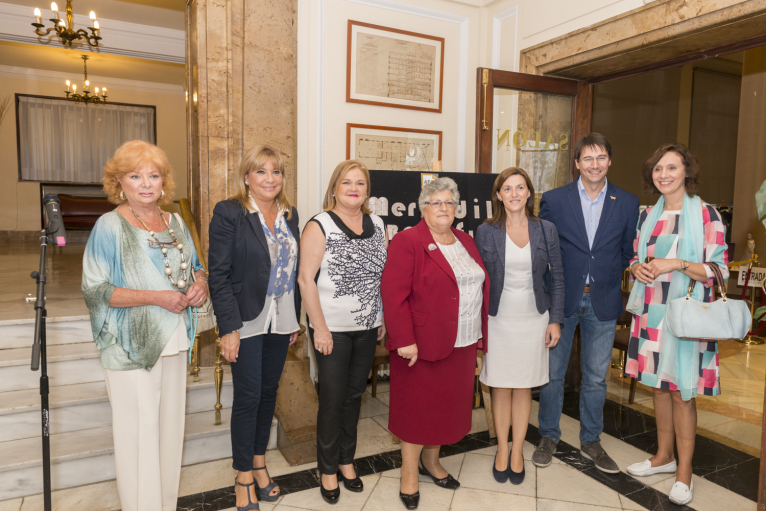 Amparo Mora asiste a la inauguración del mercadillo benéfico de AFAV en el Ateneo Mercantil de Valencia 