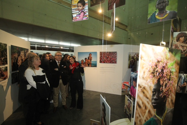 Puchalt inaugura dos exposiciones de fotos con el lado más humano de Cuba, África y Asia