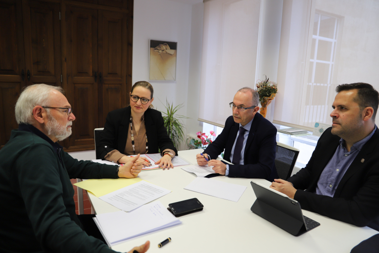 La diputada de Bienestar Social y Calidad Democrática, Pilar Sarrión, recibe a representantes de la Universitat de València
