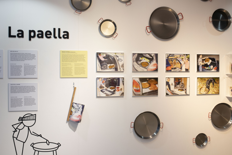 La sala permanente de L’ETNO muestra el reportaje ‘Paellas y coches’ del fotógrafo Ricardo Cases