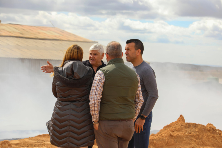 Vicent Mompó visita los trabajos de los Bomberos de la Diputació de València en la planta de reciclaje de San Antonio de Requena