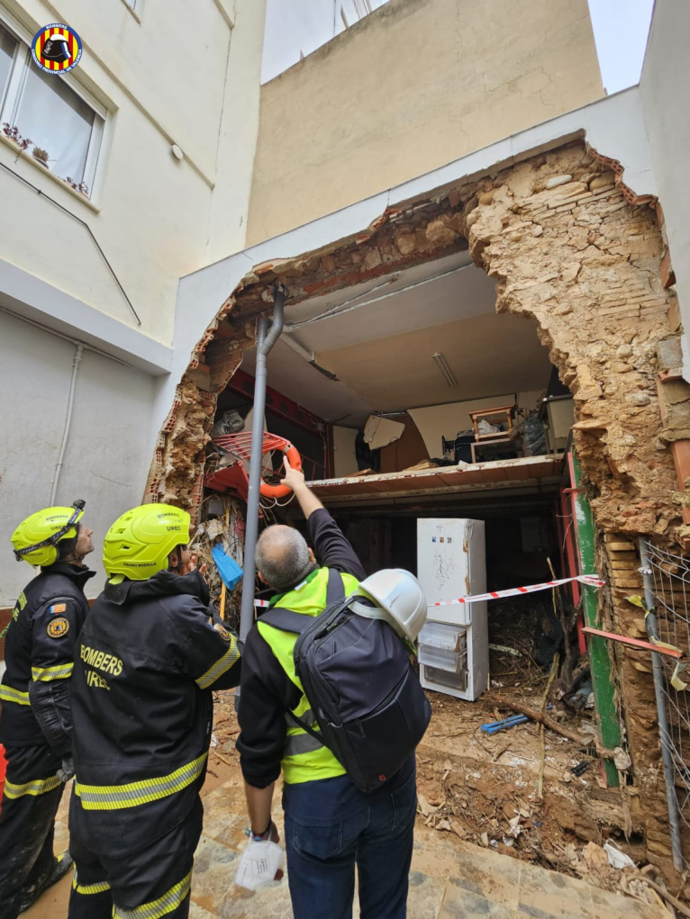 Los bomberos del Consorcio de Valencia apuntalan 30 edificios afectados por la DANA